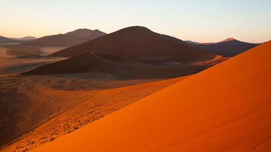 Wydmy Namibii. Gorąca czerwień i mieniący się w słońcu piasek