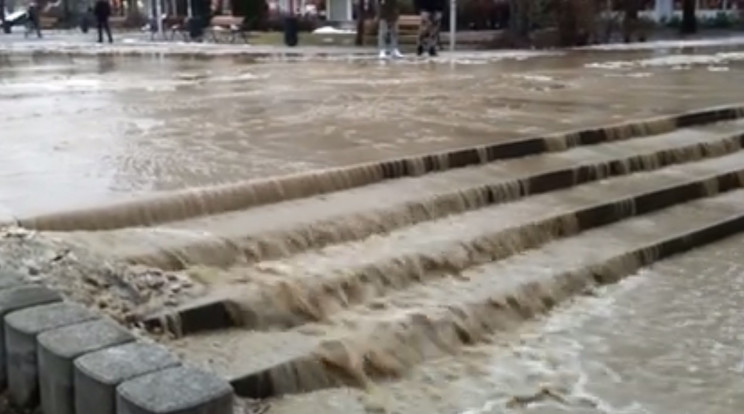 Megdöbbentő fotók a szolnoki Hild térről: délután csőtörés miatt úsztak a járdák és lépcsők /Fotó: Facebook