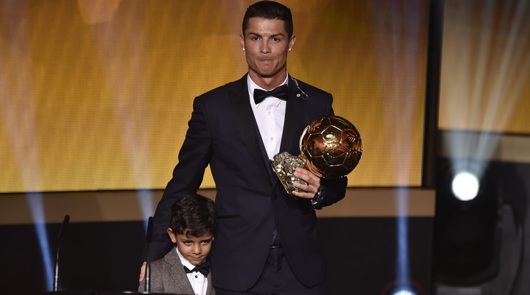 Ronaldo minden fontosabb eseményére elviszi magával a kisfiát is / Fotó: AFP