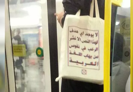 Przestraszylibyście się osoby z taką torbą w autobusie? Zdziwicie się, kiedy poznacie tłumaczenie tekstu