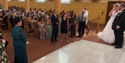 Wzruszający moment w kościele. Goście zaśpiewali młodej parze "Stand By Me"