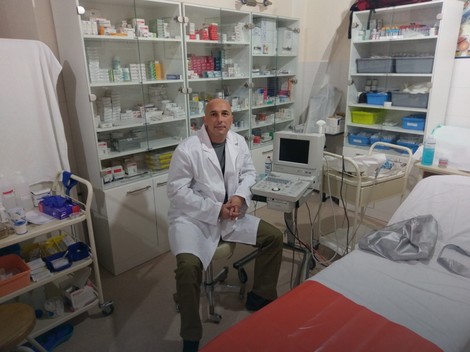 Dr Ivan Popovic u manastirskoj ambulanti