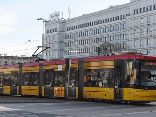 Tramwaj Pesy Jazz Duo jadący przez Warszawę