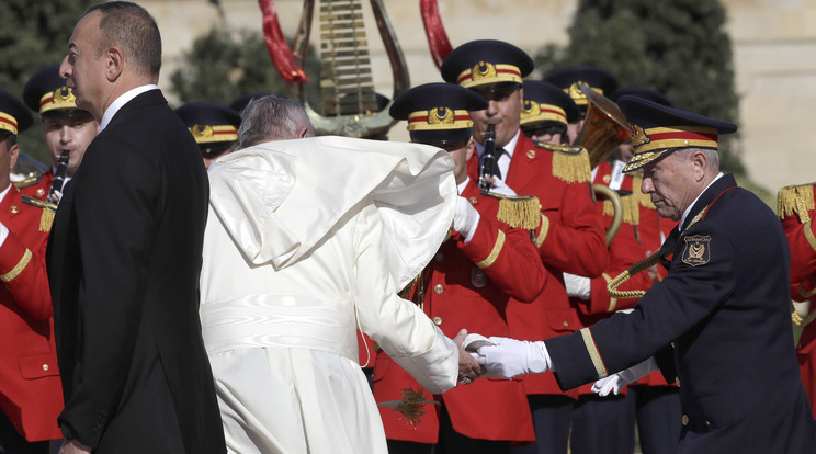 Ferenc pápának a szél elfújta fejfedőjét