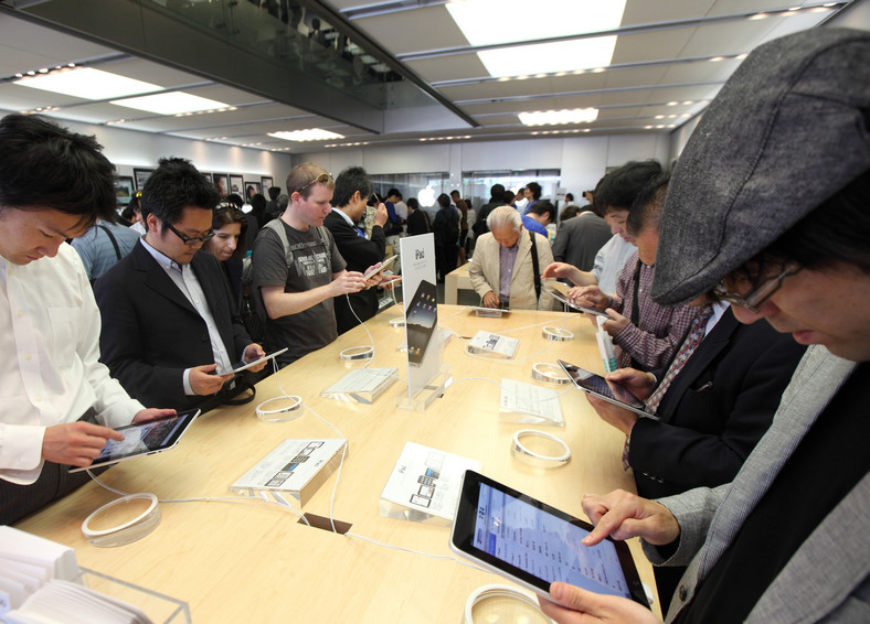 Klienci testują tablety iPad w sklepie Apple Store Ginza w Tokio