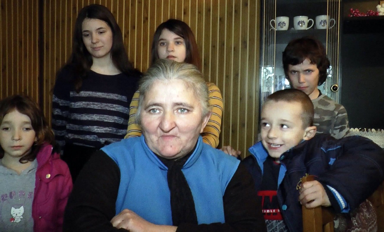 RODILA 10 SINOVA I 5 ĆERKI Porodica Nikolić iz sela kod Svilajnca prkosi svim statistikama: “Dece nikad dosta”