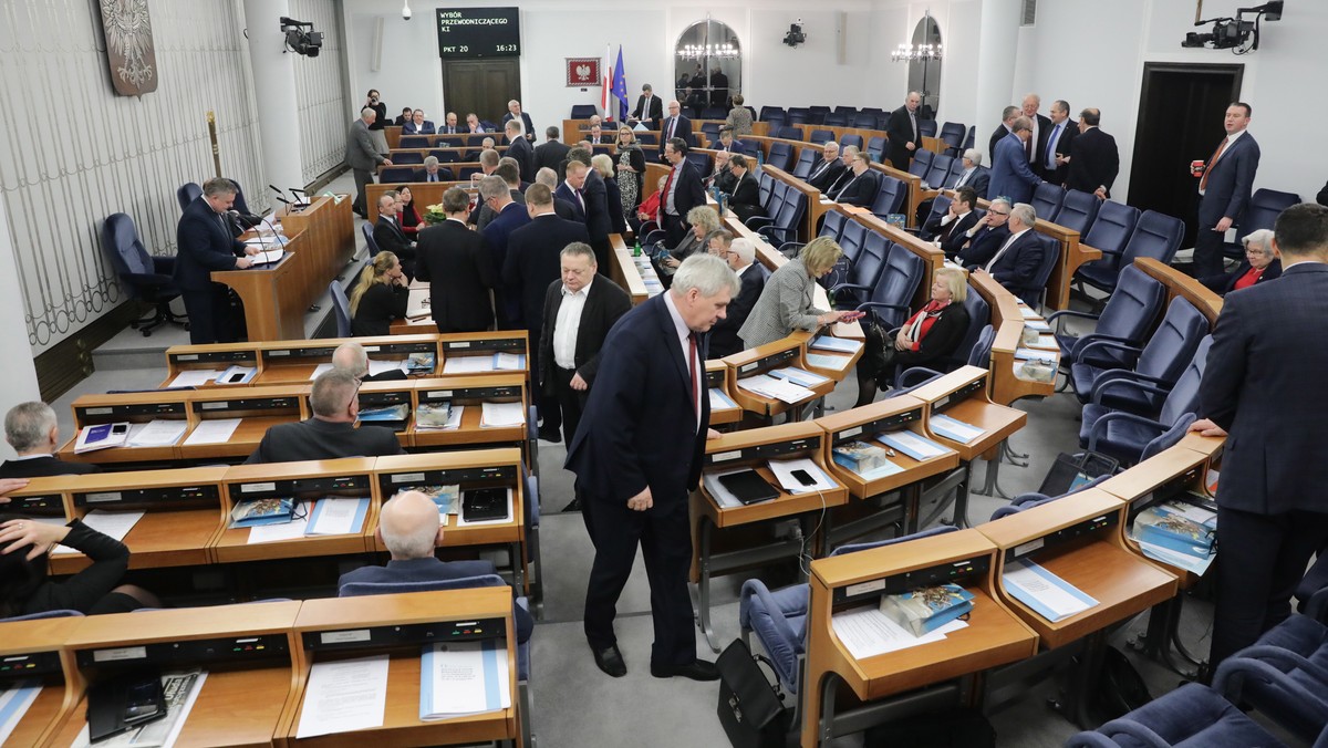 Senat przyjął dziś po godz. 20 nowelę Kodeksu wyborczego autorstwa PiS, która wprowadza dwukadencyjność wójtów, burmistrzów i prezydentów miast. Senatorowie zaproponowali poprawki, które m.in. umożliwią głosowanie korespondencyjne osobom niepełnosprawnym.