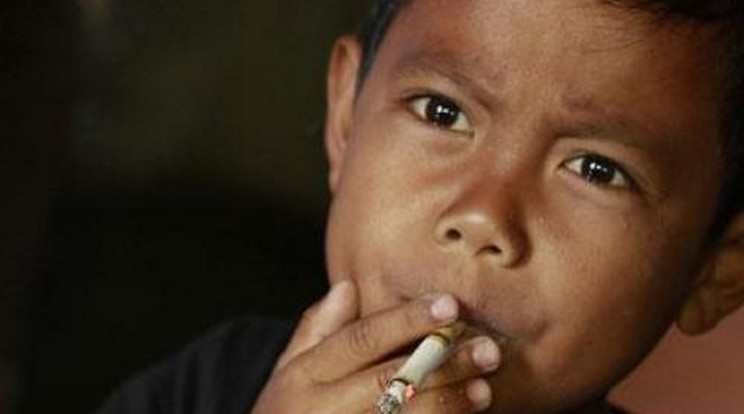 Döbbenet! Évek óta erős dohányos a hétéves kisfiú 