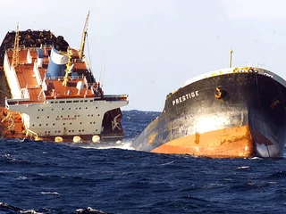 Tankoiwec Prestige zatonął w listopadzie 2002 roku około 130 mil morskich na zachód od wybrzeży Hiszpanii i Portugalii. Na pokładzie miał ponad 70 tys. ton oleju