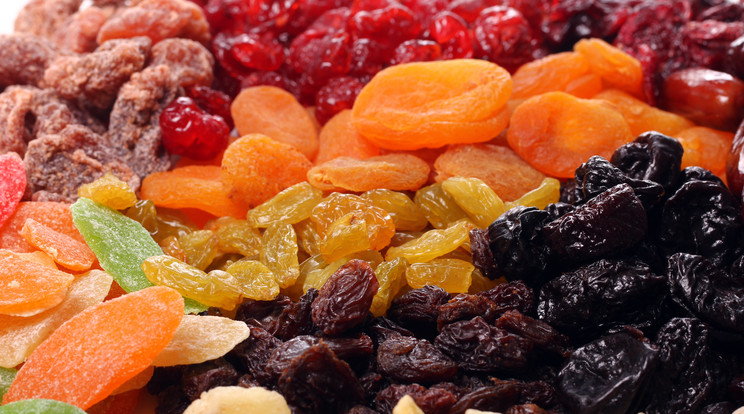 Finom és egészséges csemege az aszalt gyümölcs / Fotó: Shutterstock