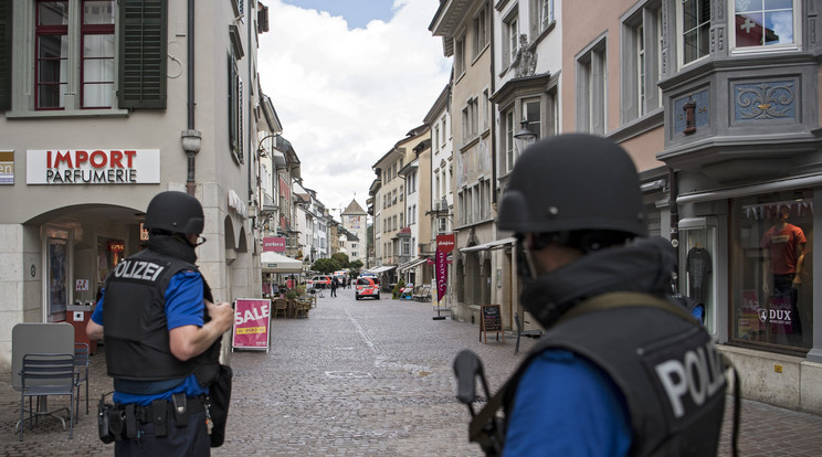 Fegyveres rendőrök lepték el a környéket /Fotó: MTI