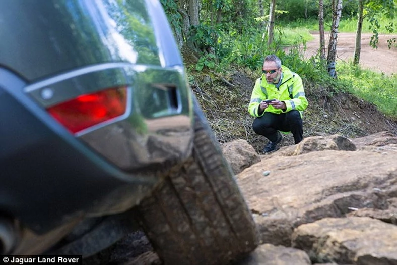 Zdalnie (za pomocą smartfona) sterowany Range Rover