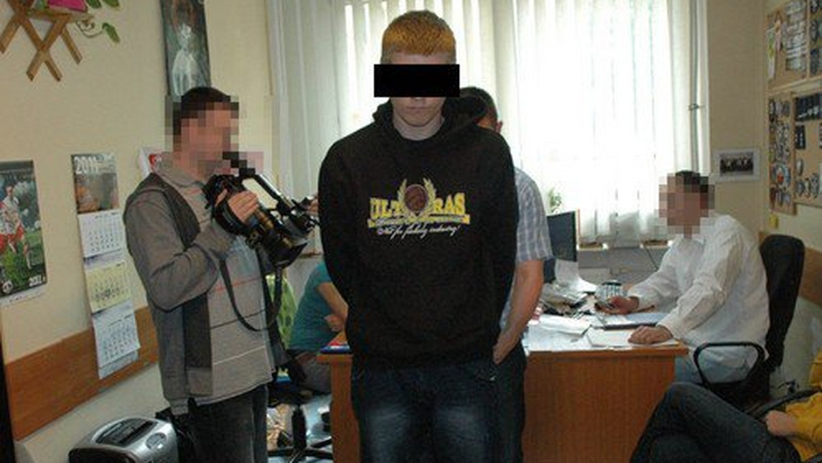 Zatrzymano kolejnych 5 pseudokibiców, którzy są podejrzewani o rozbój w listopadzie 2010 roku w Warszawie.