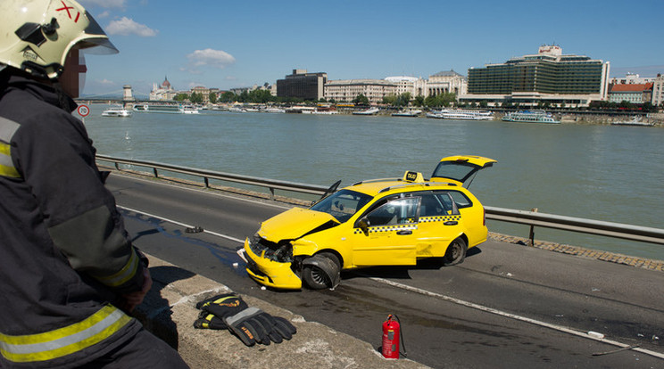 Szalagkorlátnak ütközött a taxi / Fotó: Blikk