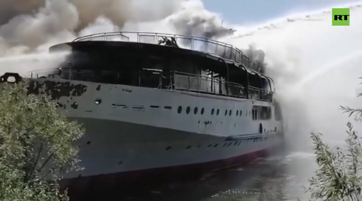 Lángokban áll az orosz hajó /Fotó:Youtube