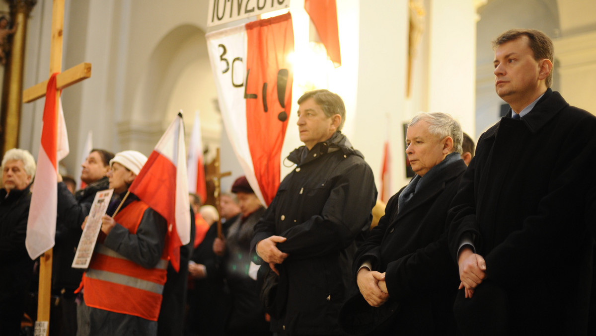 Jedenaście miesięcy po katastrofie smoleńskiej politycy PiS, z prezesem partii Jarosławem Kaczyńskim, złożyli rano wieniec przed Pałacem Prezydenckim.