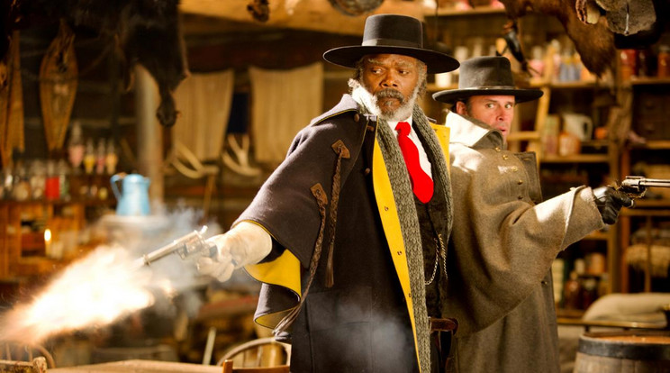 Samuel L. Jackson és Walton Goggins a film egyik lőporos jelenetében / Fotó: Fórum Hungary