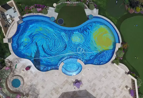 Ten facet kąpie się w "Gwiaździstej nocy" van Gogha. To się nazywa pomysł na basen!