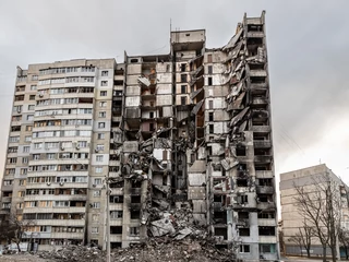 Zniszczenia budynków w Charkowie w wyniku rosyjskiego ostrzału rakietowego