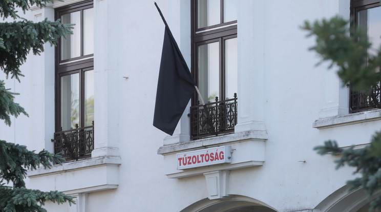 Fekete zászló jelzi a veszprémieknél a gyászt / Fotó: Varga Imre