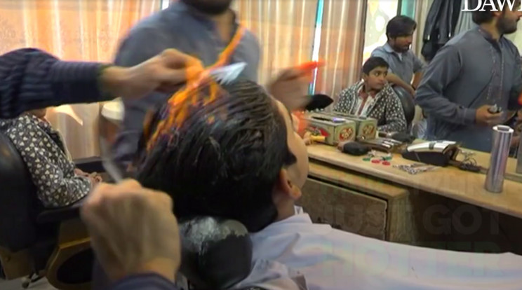 Öngyújtóval lobbantja be a pakisztáni fodrász a frizurát / Fotó: YouTube