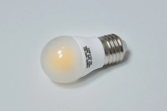 Świetlówka LED firmy Yuji. Widać pokryty luminoforem kapturek