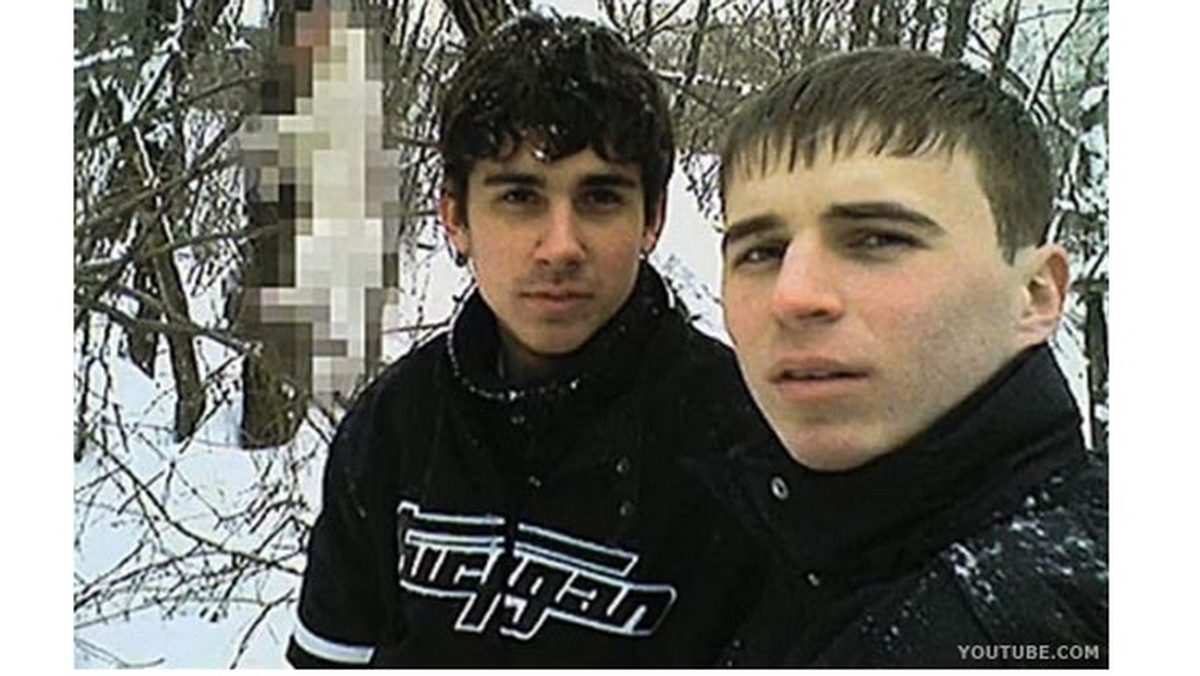 Opowieść o tym, co wydarzyło się latem 2007 roku w mieście Dniepropetrowsk na Ukrainie, zostaje w głowie jak rana. Dwaj 19-latkowie w ciągu trzech tygodni zamordowali tam 21 osób – bestialsko, bez skrupułów i z ogromną satysfakcją. To, co robili, skrupulatnie dokumentowali: filmowali telefonem komórkowym, fotografowali. Media nazwały ich "maniakami z Dniepropetrowska".