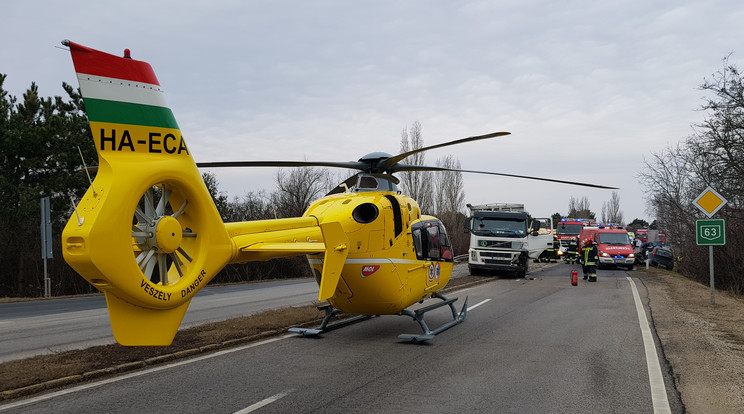 Tragikus baleset a 63-as főúton - Fotó: Farkas-Bozsik Gábor tűzoltó alezredes, székesfehérvári katasztrófavédelmi kirendeltség