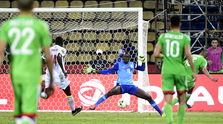 N'Diaye (kékben) mindent feláldozott csapata pontszerzéséért /Fotó: AFP