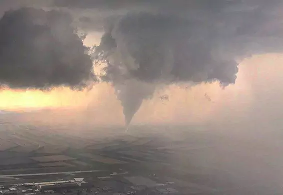 To tornado było 250 km od Polski. Zjawiskowe zdjęcie z pokładu samolotu