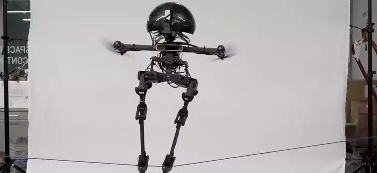 Oto LEO - nowy robot chodzący jak człowiek. Przeszkody może pokonywać też lataniem