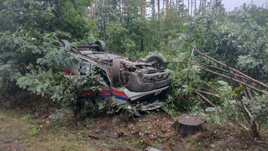 Karetka dachowała koło Zgorzelca. Trzy osoby w szpitalu