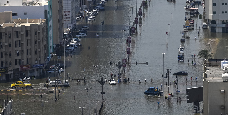 Powodzie w Zjednoczonych Emiratach Arabskich: Ulice zalane cuchnącymi ściekami