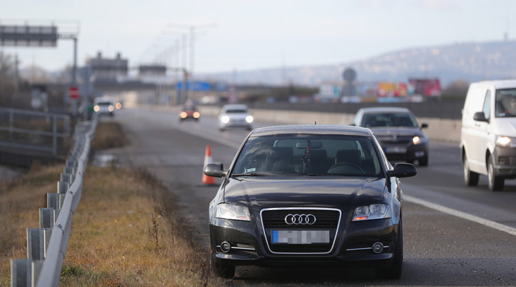 A lány, miután kiszállt
és elragadta
a slusszkulcsot, szerelmére zárta az Audi ajtaját /Fotó: Varga Imre