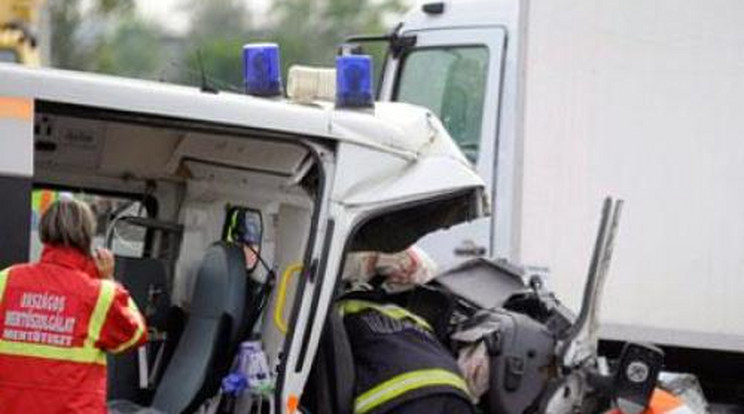 Súlyos baleset! Mentőautó ütközött a teherautóval Zsámbéknál - fotók!