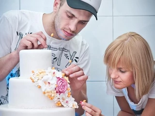 Weronika i Paweł Janiak, twórcy Piece of Cake, przy pracy