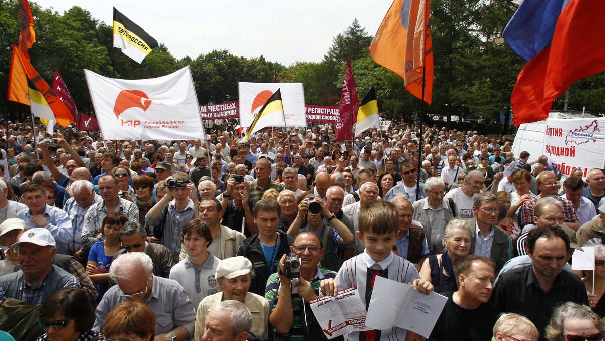Około 2 tys. stronników Partii Wolności Narodowej (Parnas) przyszło na plac Aleksandra Puszkina w Moskwie, aby zaprotestować przeciwko odmowie zarejestrowania tej opozycyjnej formacji. "Rosja - Tak!, Putin - Nie!", "Rosja bez Putina!", "Putin musi odejść!", "Precz z Putinem i Miedwiediewem!", "Wybory bez opozycji, to przestępstwo!" - skandowali.