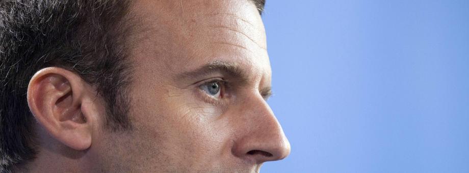 Emmanuel Macron uchodził za wolnorynkowca. Jego zwrot ku protekcjonizmowi to efekt walki politycznej