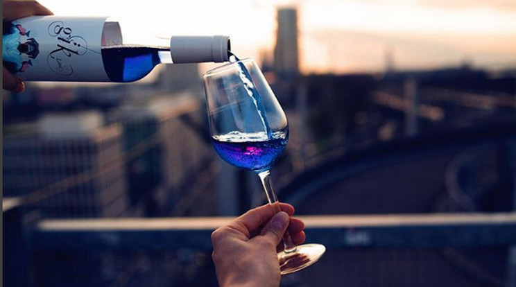 Már kapható a kék bor! /Fotó: Instagram