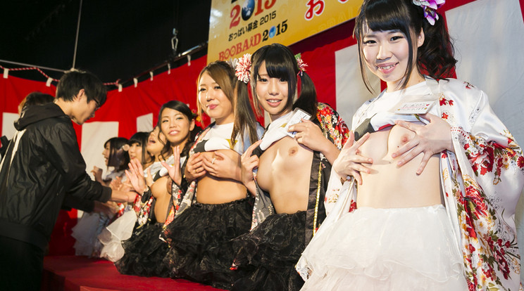 A japán pornószínésznők boldogan álltak a jó ügy mellé / Fotók: Profimedia Reddot