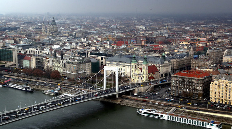 Dunába vetette magát egy fiatal Budapesten /Fotó: RAS-Archívum