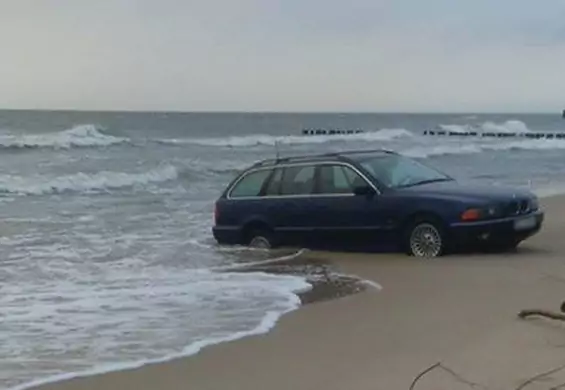 Szybki i wściekły: plaża w Mielnie. Kierowca BMW zakopał się nad Bałtykiem