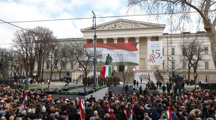 Megtelt a Múzeumkert előtti tér ünneplőkkel / Fotó: Zsolnai Péter