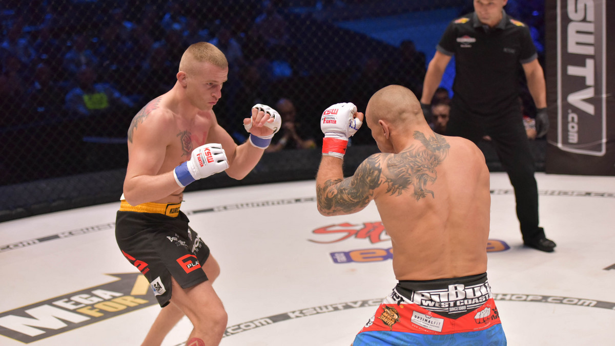 Weteran polskiego MMA Łukasz Chlewicki okazał się lepszy od Bartłomieja Kurczewskiego i zapisał kolejne zwycięstwo na swoim koncie. Chlewicki na KSW 33 zwyciężył przez decyzję sędziów. Prezentujemy galerię zdjęć z tego pojedynku (fot. KSW Foto).