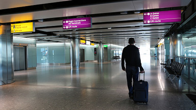 Tłok i kolejki na lotnisku Heathrow w Londynie. Kilka osób zemdlało