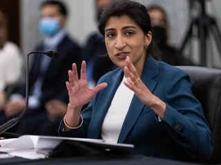 Lina Khan przyszła do amerykańskiej administracji z nowojorskiego Columbia University, gdzie wykładała prawo. Joe Biden nominował ją za sprawą głośnej pracy „Paradoks Amazonu”