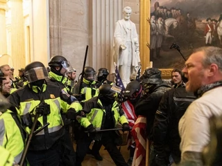 Interwencja policji w budynku Kapitolu w odpowiedzi na atak zwolenników Donalda Trumpa, Waszyngton, 6.01.2020