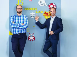 Jacek (z lewej) i Marcin Tchórzewscy jako pierwsi w Polsce uruchomili prywatną szkołę IT i dziś są rynkowym liderem