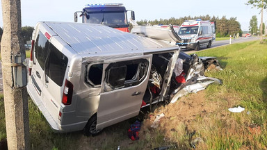 Zderzenie busa i ciężarówki na Pomorzu. Dwie osoby nie żyją