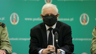 Jedna konferencja, dwie wpadki. Jarosław Kaczyński mówił o "stanie wojennym"